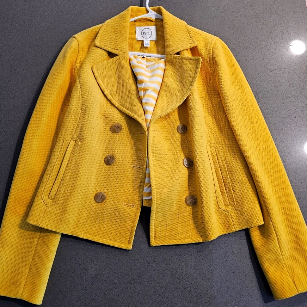 1901 Size medium yellow blazer stye coat